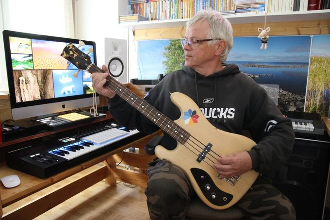 Kimmo Laisalmi omassa kotistudiossaan Simossa. Käsissään miehellä on itserakennettu bassokitara.