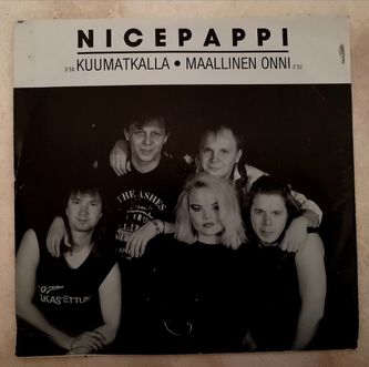 Kuumatkalla -singlen kansikuvan kuvasi Antti Hämeenkorpi.
